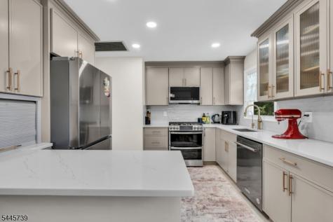 33 Oak Avenue Pequannock NJ 07440