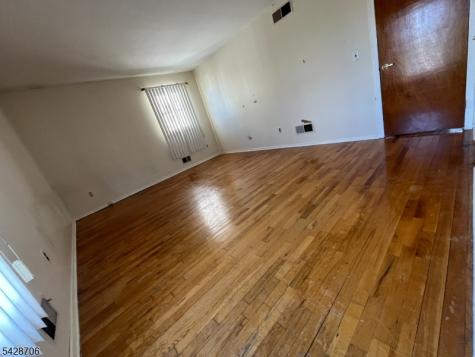 17 Garden Drive Elmwood Park NJ 07407
