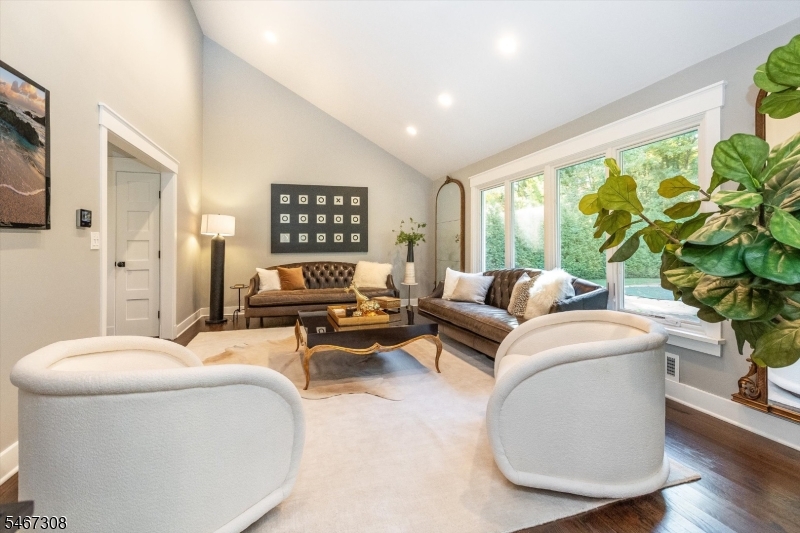 4 Walton Lane Livingston NJ 07039
