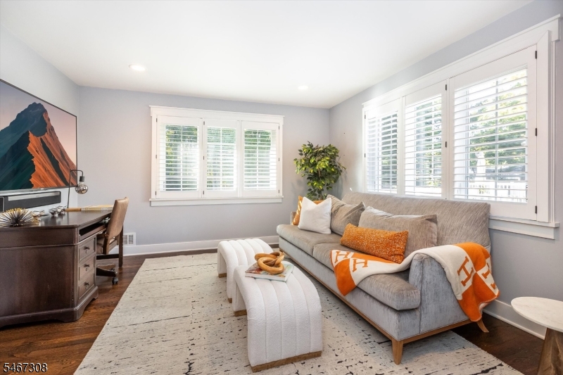 4 Walton Lane Livingston NJ 07039