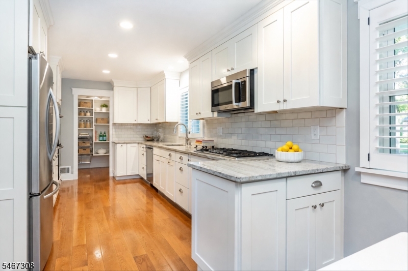 4 Walton Lane Livingston NJ 07039