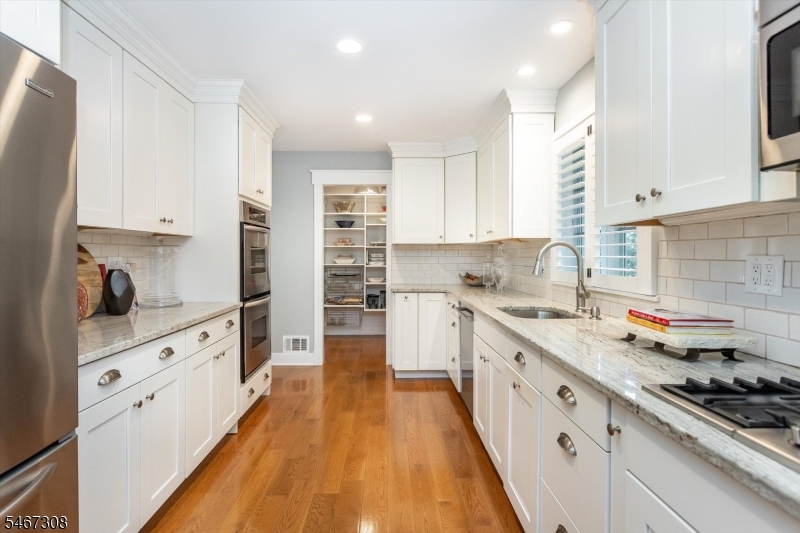 4 Walton Lane Livingston NJ 07039