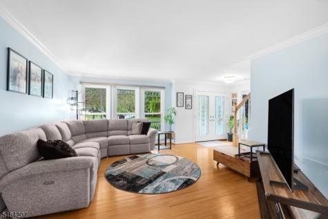 6 Larsen Drive Roxbury NJ 07876