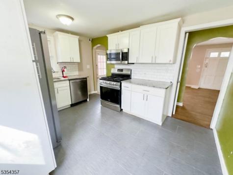 68 17TH Avenue Elmwood Park NJ 07407