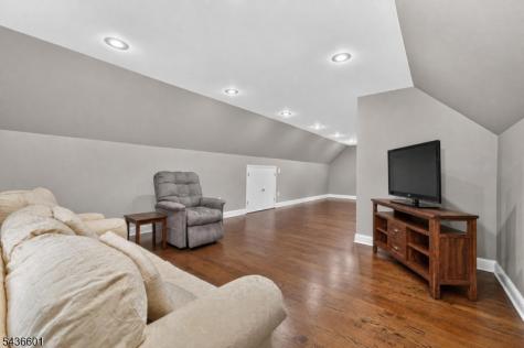5 Pine Place Clinton NJ 08801