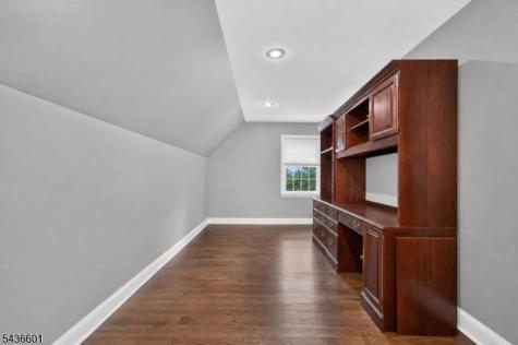 5 Pine Place Clinton NJ 08801