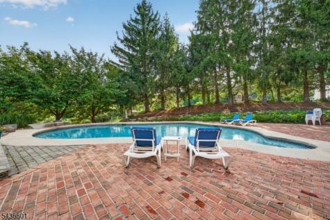 5 Pine Place Clinton NJ 08801
