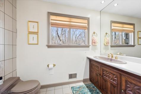 75 Farmersville Road Tewksbury NJ 07830