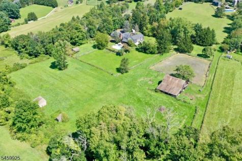 13 Farmersville Road Tewksbury NJ 07830