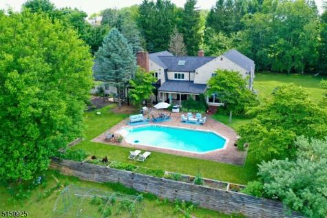 13 Farmersville Road Tewksbury NJ 07830