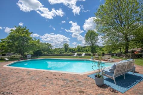 13 Farmersville Road Tewksbury NJ 07830