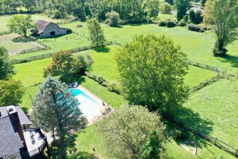 13 Farmersville Road Tewksbury NJ 07830