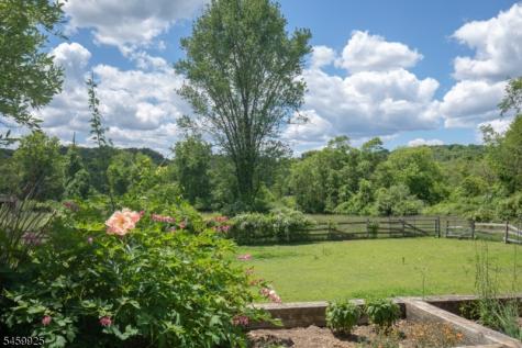 13 Farmersville Road Tewksbury NJ 07830