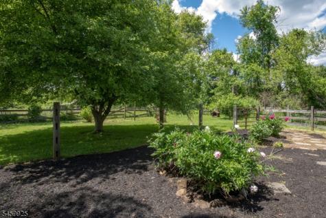 13 Farmersville Road Tewksbury NJ 07830