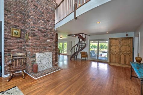 13 Farmersville Road Tewksbury NJ 07830