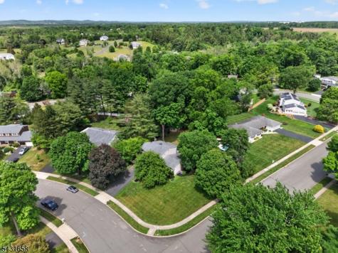 18 Randi Way Ewing NJ 08560