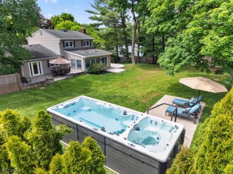18 Randi Way Ewing NJ 08560