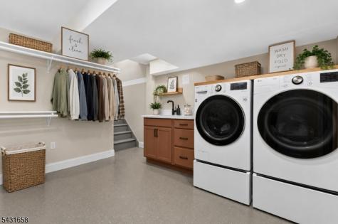 18 Randi Way Ewing NJ 08560