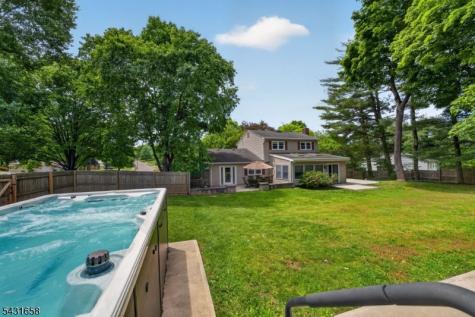 18 Randi Way Ewing NJ 08560