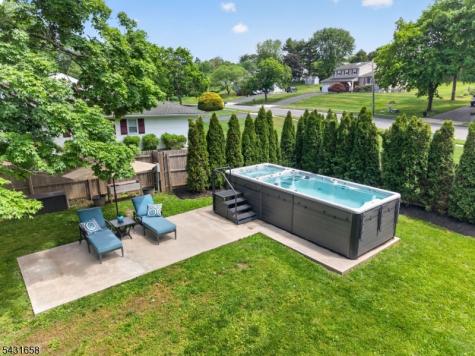 18 Randi Way Ewing NJ 08560