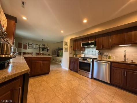18 Randi Way Ewing NJ 08560