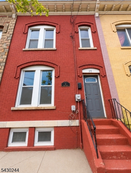 17 8TH Avenue Newark NJ 07104