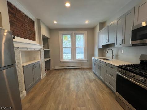 17 8TH Avenue Newark NJ 07104