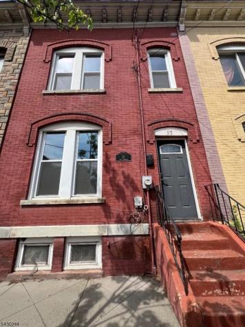 17 8TH Avenue Newark NJ 07104