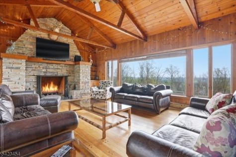 3 Hillbrook Lane Holland NJ 08848