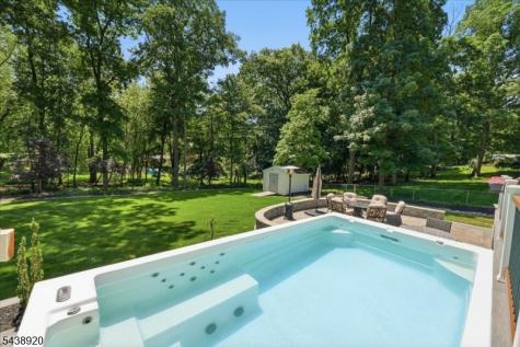 3 Richard Drive W Mount Arlington NJ 07856