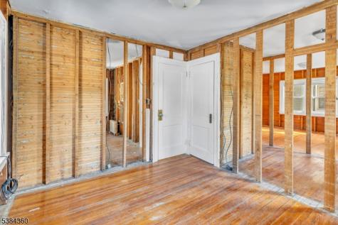 68 Richelieu Place Newark NJ 07106