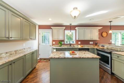 9 Old Traveled Way Roxbury NJ 07852
