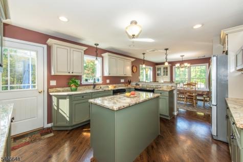 9 Old Traveled Way Roxbury NJ 07852
