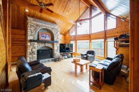8 Highlands Lane Hardwick NJ 07825
