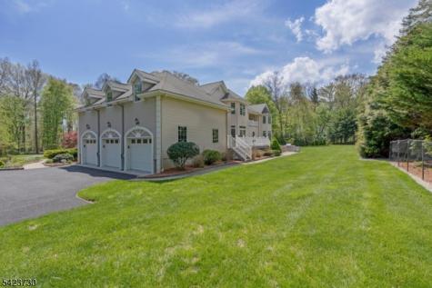 17 Constitution Avenue Roxbury NJ 07876