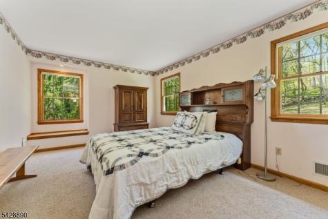 352 Bellis Road Holland NJ 08804