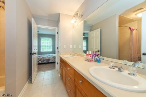 18 Stoneybrook Road Washington NJ 07853