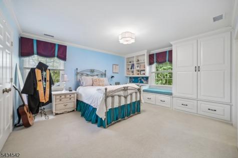 11 Cayuga Way Millburn NJ 07078