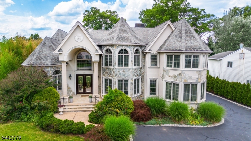 16 Cheri Lane Fairfield NJ 07004