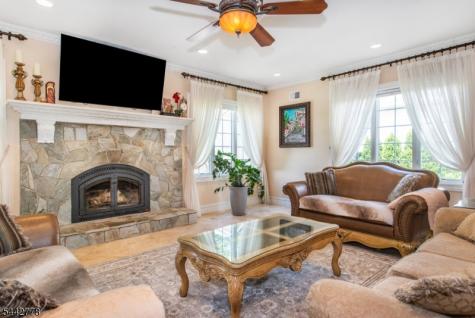 16 Cheri Lane Fairfield NJ 07004