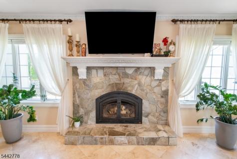 16 Cheri Lane Fairfield NJ 07004