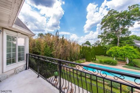 16 Cheri Lane Fairfield NJ 07004