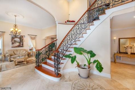 16 Cheri Lane Fairfield NJ 07004