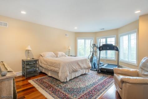16 Cheri Lane Fairfield NJ 07004