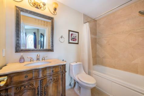 16 Cheri Lane Fairfield NJ 07004