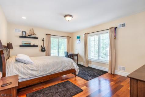 16 Cheri Lane Fairfield NJ 07004