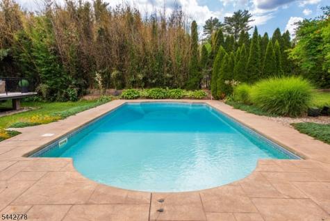 16 Cheri Lane Fairfield NJ 07004