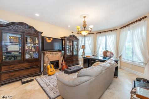 16 Cheri Lane Fairfield NJ 07004