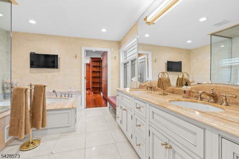 37 Hemlock Road Livingston NJ 07039