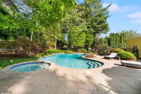 37 Hemlock Road Livingston NJ 07039